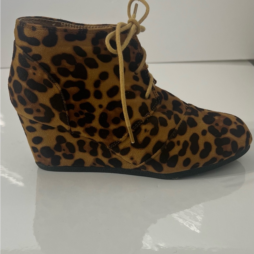 Lov Mark Leopard Print Lace-Up Wedge Boots.